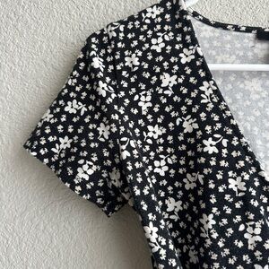 FOREVER 21 CROP WRAP AROUND FLORAL TOP